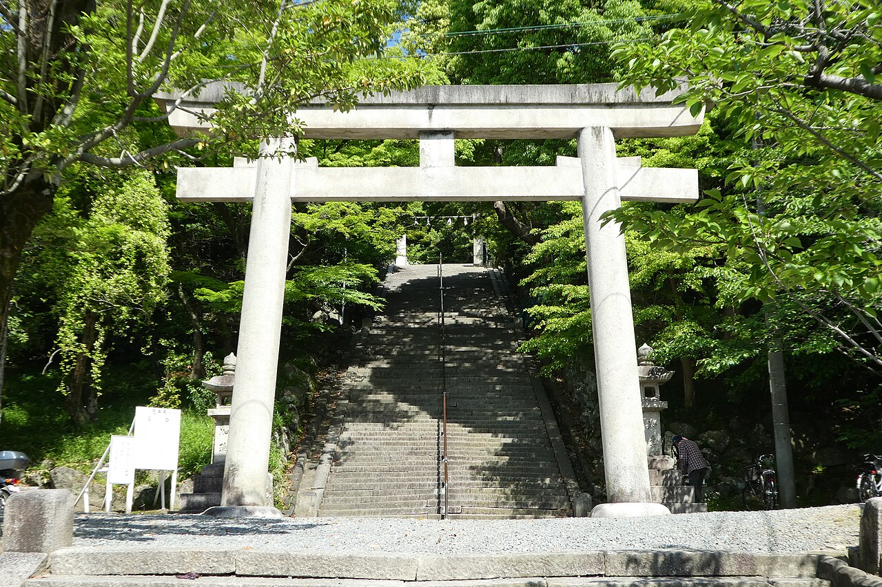 四條畷神社の鳥居から本殿へ続く長い石段