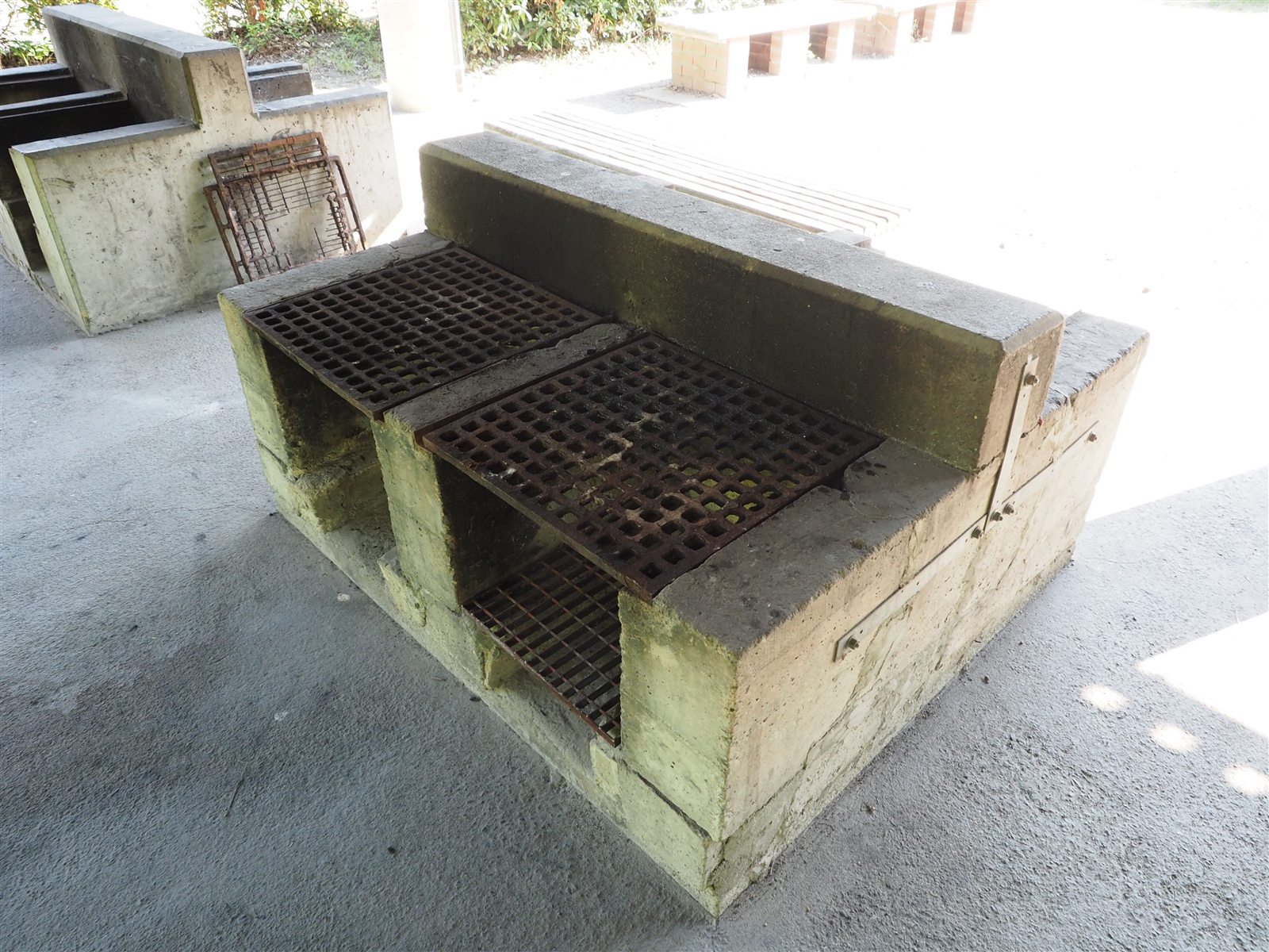 屋外のバーベキュー設備を示す資料写真
