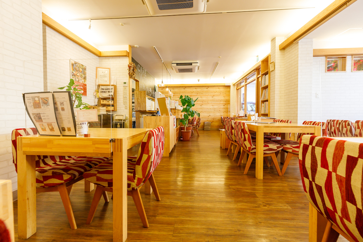 ハンバーグカフェVeggyの明るい店内