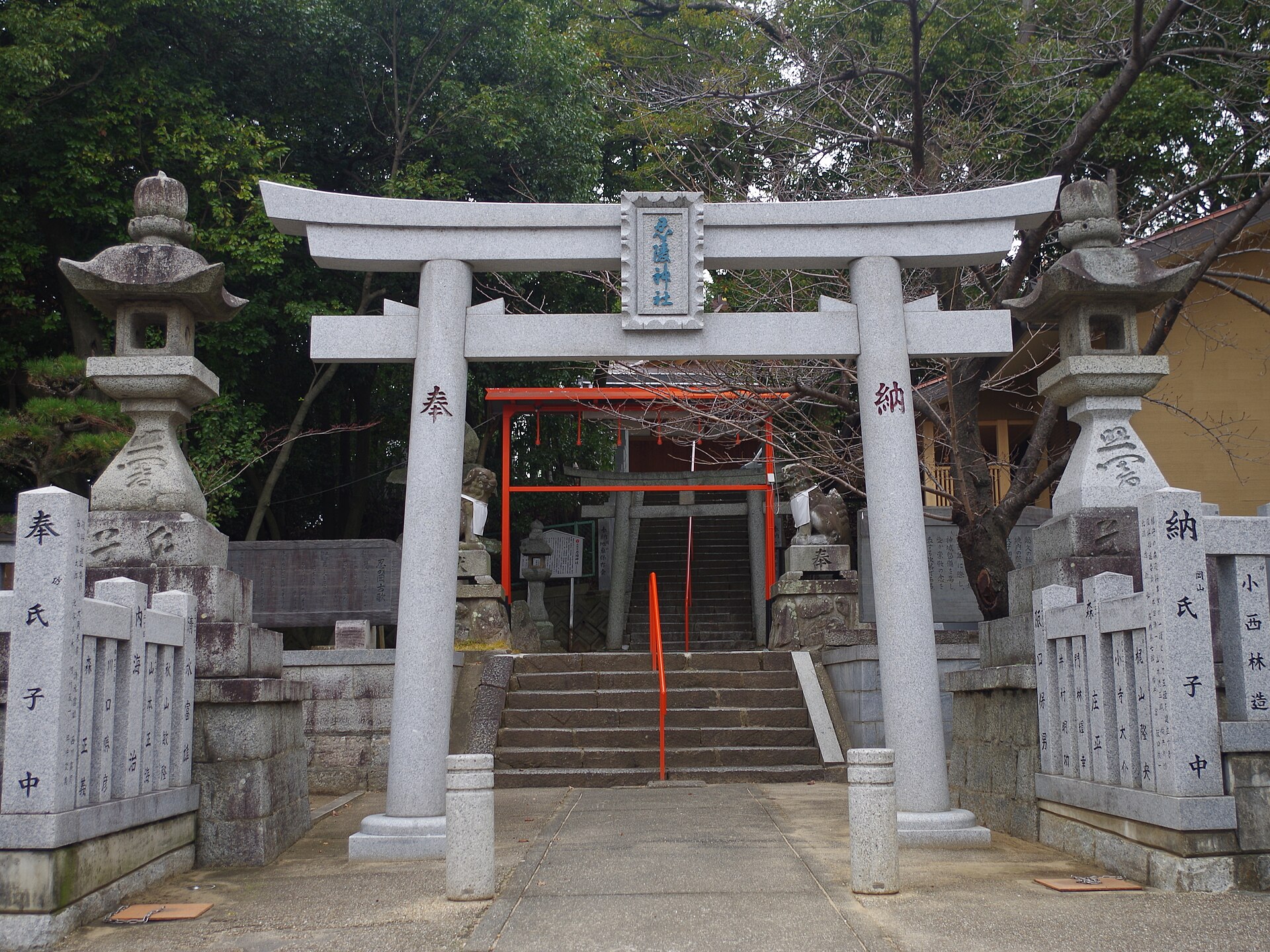 忍陵神社東側の鳥居