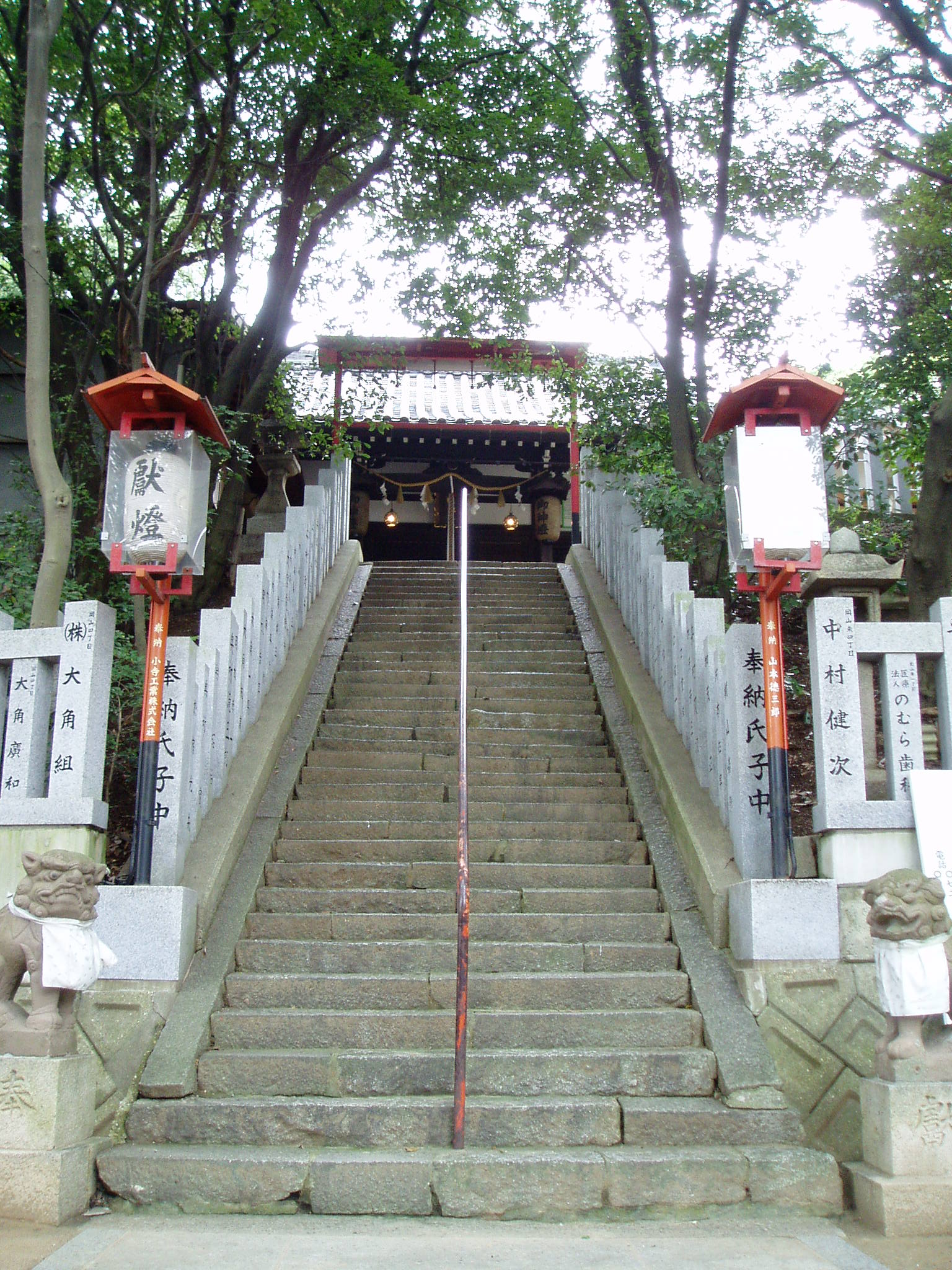忍岡古墳の墳丘上に建つ忍陵神社