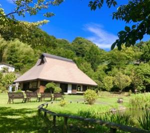 環境センター修景施設さとやまの古民家を再現した管理棟と池