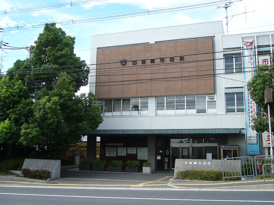 四條畷市役所の庁舎外観