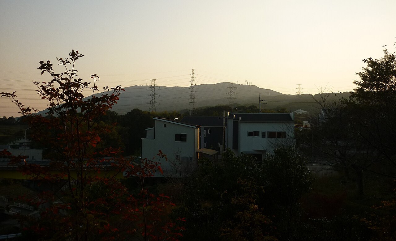 田原城跡から飯盛山城の方向を望む夕景