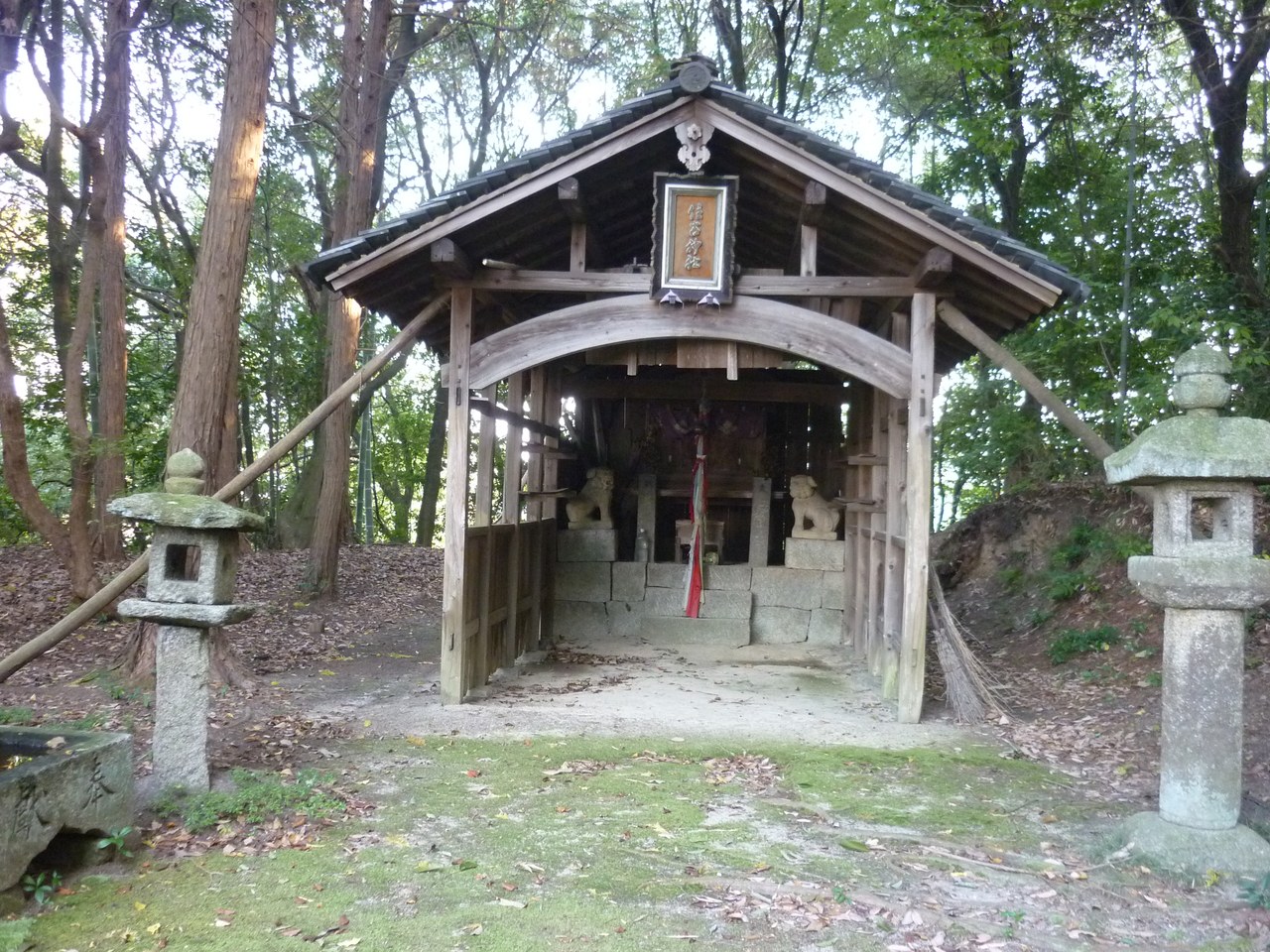 田原城の城域内に建つ小さな祠